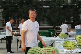 大型吃瓜现场路人图片,路人镜头下的全民围观瞬间
