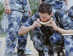 军旅吃瓜,揭秘军营中的欢乐时光