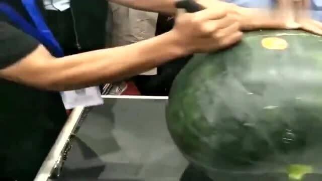 卖瓜老板现场吃瓜图片,现场尝鲜！卖瓜老板亲自示范瓜果美味