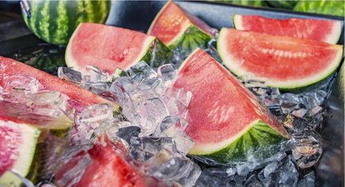 卖瓜老板现场吃瓜图片,现场尝鲜！卖瓜老板亲自示范瓜果美味