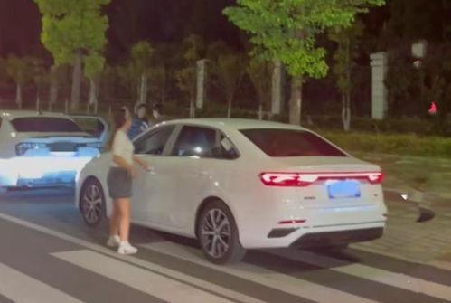 开车吃瓜女生,揭秘开车吃瓜女生的独特魅力