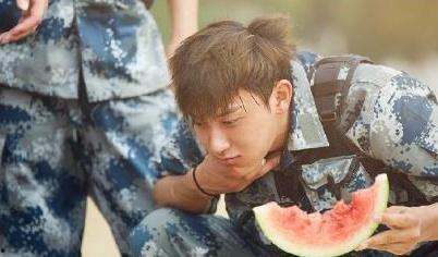 明星吃瓜舞台图片