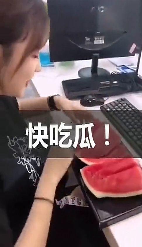 美女吃瓜套路小伙,小伙机智应对，上演甜蜜反转