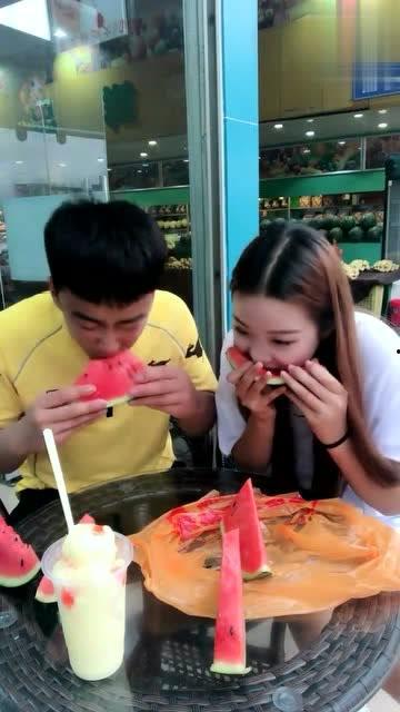 美女吃瓜套路小伙,小伙机智应对，上演甜蜜反转