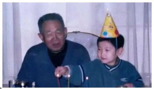 阿麦从军吃瓜,军营里的甜蜜瓜果时光