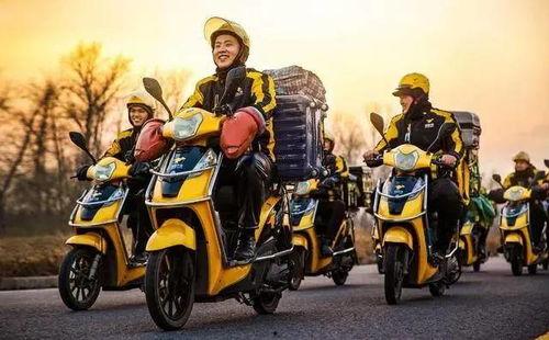 骑手小哥吃瓜图片