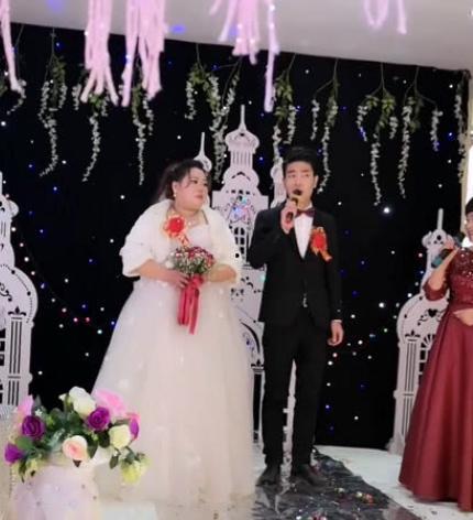 司仪和新郎吃瓜,司仪与新郎的甜蜜“吃瓜”瞬间