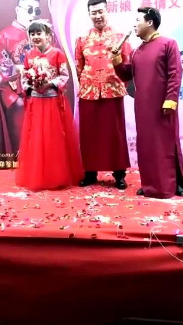 司仪和新郎吃瓜,司仪与新郎的甜蜜“吃瓜”瞬间