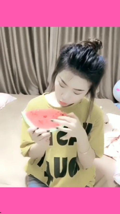 吃瓜激动的女生,揭秘吃瓜女生的狂热世界