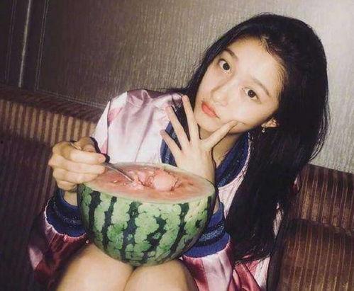 吃瓜激动的女生,揭秘吃瓜女生的狂热世界