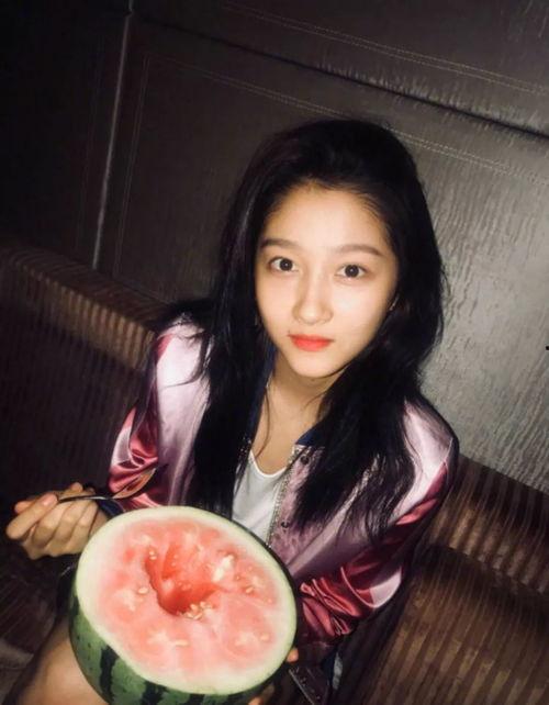 吃瓜和明星拍照,捕捉娱乐圈的欢乐瞬间