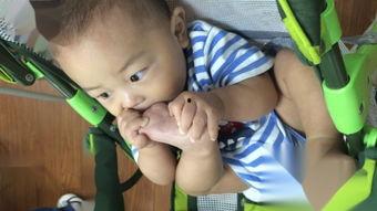 脚趾吃瓜的视频,趣味视频走红网络