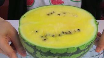 脚趾吃瓜的视频,趣味视频走红网络