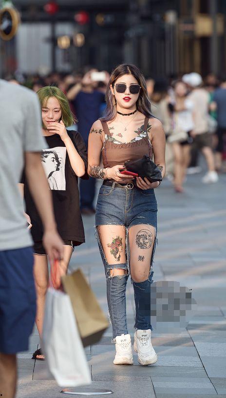 街拍美女纹身吃瓜,纹身美女与夏日吃瓜的时尚瞬间
