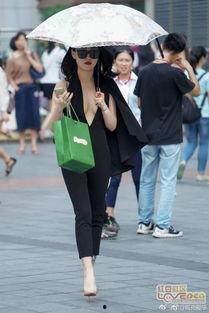 街拍美女纹身吃瓜,纹身美女与夏日吃瓜的时尚瞬间