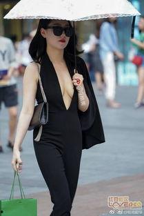 街拍美女纹身吃瓜,纹身美女与夏日吃瓜的时尚瞬间
